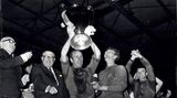 Nach dem Europapokal-Sieg mit Manchester United hielt Bobby Charlton stolz den Pokal in die Höhe