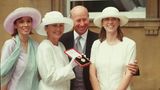 1994: Bobby Charlton vor dem Buckingham Palace mit seiner Familie