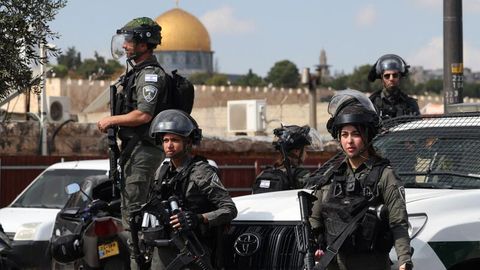 Israelische Soldaten in Jerusalem, im Hintergrund die Kuppel der Al-Aqsa-Moschee. Das Verhältnis zwischen jüdischen und arabischen Israelis ist seit dem Angriff der Hamas von Angst und Misstrauen geprägt