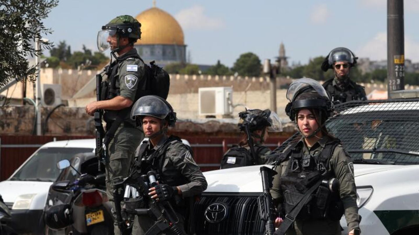Arabische Israelis nach dem Terror: Israelische Soldaten in Jerusalem, im Hintergrund die Kuppel der Al-Aqsa-Moschee. Das Verhältnis zwischen jüdischen und arabischen Israelis ist seit dem Angriff der Hamas von Angst und Misstrauen geprägt Israelische Soldaten in Jerusalem, im Hintergrund die Kuppel der Al-Aqsa-Moschee. Das Verhältnis zwischen jüdischen und arabischen Israelis ist seit dem Angriff der Hamas von Angst und Misstrauen geprägt
