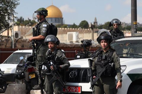 Israelische Soldaten in Jerusalem, im Hintergrund die Kuppel der Al-Aqsa-Moschee. Das Verhältnis zwischen jüdischen und arabischen Israelis ist seit dem Angriff der Hamas von Angst und Misstrauen geprägt