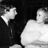 1965 lernte Deneuve auch den britischen Modefotografen David Bailey kennen, den sie im selben Jahr heiratete. Die Ehe überstand das verflixte siebte Jahr nicht, das Paar ließ sich 1972 scheiden. Heute sagt Deneuve über die Ehe: "Wozu heiraten, wenn es die Möglichkeit der Scheidung gibt?"