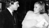 1965 lernte Deneuve auch den britischen Modefotografen David Bailey kennen, den sie im selben Jahr heiratete. Die Ehe überstand das verflixte siebte Jahr nicht, das Paar ließ sich 1972 scheiden. Heute sagt Deneuve über die Ehe: "Wozu heiraten, wenn es die Möglichkeit der Scheidung gibt?"