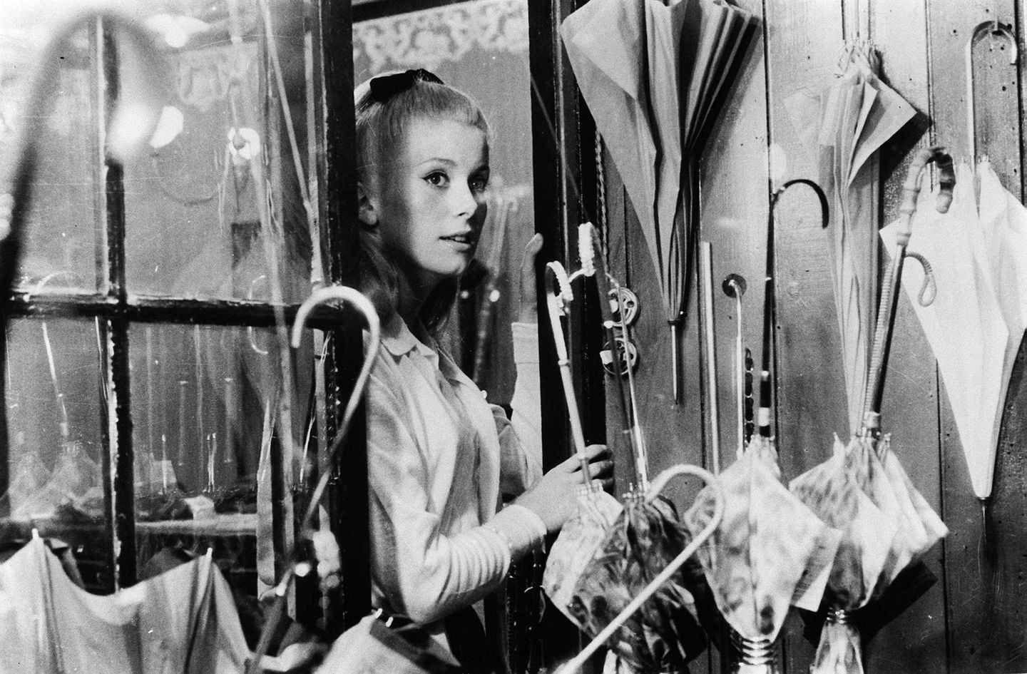 Ihren Durchbruch hatte Deneuve mit dem Film "Die Regenschirme von Cherbourg" von Jacques Demy. Regisseur Benoît Jacquot sagte damals, der Film sei "das Herz von Deneuves Kunst" und symbolisiere die blonde, kühle und geheimnisvolle Schönheit, als die Deneuve bis heute noch gesehen wird. Damals erhielt die 21-Jährige den französischen Filmpreis Étoile de Cristal als beste Darstellerin. Und auch das internationale Publikum wurde zunehmend aufmerksam auf die blonde Schönheit. 1965 wurde sie für den Playboy abgelichtet.