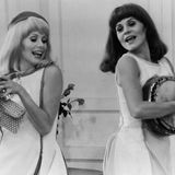 Mit ihrer Schwester Françoise Dorléac spielte Deneuve immer wieder zusammen. Hier sieht man sie gemeinsam im Film-Musical "Die Mädchen von Rochefort" aus dem Jahr 1967. Dorléac galt lange als die talentiertere Schwester, feierte mit "Die süße Haut" von François Truffaut sowie Roman Polanskis Thriller "Wenn Katelbach kommt..." von 1966 große Erfolge. Kurz nach den Dreharbeiten zu "Die Mädchen von Rochefort" kam es dann zum großen Schock: Am 26. Juni 1967 verunglückte Dorléac bei einem Autounfall. Für Deneuve brach die Welt zusammen, sie habe Jahre gebraucht, um den Tod ihrer großen Schwester zu verarbeiten, sagte sie später.