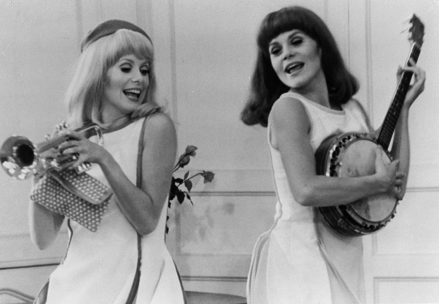 Schauspielerin, Muse, Ikone: Mit ihrer Schwester Françoise Dorléac spielte Deneuve immer wieder zusammen. Hier sieht man sie gemeinsam im Film-Musical "Die Mädchen von Rochefort" aus dem Jahr 1967. Dorléac galt lange als die talentiertere Schwester, feierte mit "Die süße Haut" von François Truffaut sowie Roman Polanskis Thriller "Wenn Katelbach kommt..." von 1966 große Erfolge. Kurz nach den Dreharbeiten zu "Die Mädchen von Rochefort" kam es dann zum großen Schock: Am 26. Juni 1967 verunglückte Dorléac bei einem Autounfall. Für Deneuve brach die Welt zusammen, sie habe Jahre gebraucht, um den Tod ihrer großen Schwester zu verarbeiten, sagte sie später. Mit ihrer Schwester Françoise Dorléac spielte Deneuve immer wieder zusammen. Hier sieht man sie gemeinsam im Film-Musical "Die Mädchen von Rochefort" aus dem Jahr 1967. Dorléac galt lange als die talentiertere Schwester, feierte mit "Die süße Haut" von François Truffaut sowie Roman Polanskis Thriller "Wenn Katelbach kommt..." von 1966 große Erfolge. Kurz nach den Dreharbeiten zu "Die Mädchen von Rochefort" kam es dann zum großen Schock: Am 26. Juni 1967 verunglückte Dorléac bei einem Autounfall. Für Deneuve brach die Welt zusammen, sie habe Jahre gebraucht, um den Tod ihrer großen Schwester zu verarbeiten, sagte sie später.