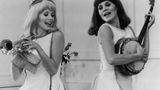 Mit ihrer Schwester Françoise Dorléac spielte Deneuve immer wieder zusammen. Hier sieht man sie gemeinsam im Film-Musical "Die Mädchen von Rochefort" aus dem Jahr 1967. Dorléac galt lange als die talentiertere Schwester, feierte mit "Die süße Haut" von François Truffaut sowie Roman Polanskis Thriller "Wenn Katelbach kommt..." von 1966 große Erfolge. Kurz nach den Dreharbeiten zu "Die Mädchen von Rochefort" kam es dann zum großen Schock: Am 26. Juni 1967 verunglückte Dorléac bei einem Autounfall. Für Deneuve brach die Welt zusammen, sie habe Jahre gebraucht, um den Tod ihrer großen Schwester zu verarbeiten, sagte sie später.