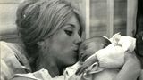 Ein Jahr später kam ihr gemeinsamer Sohn Christian zur Welt. Doch Vadim ließ die 20-Jährige damals sitzen, heiratete wenig später Schauspielstar Jane Fonda. 