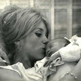 Ein Jahr später kam ihr gemeinsamer Sohn Christian zur Welt. Doch Vadim ließ die 20-Jährige damals sitzen, heiratete wenig später Schauspielstar Jane Fonda. 