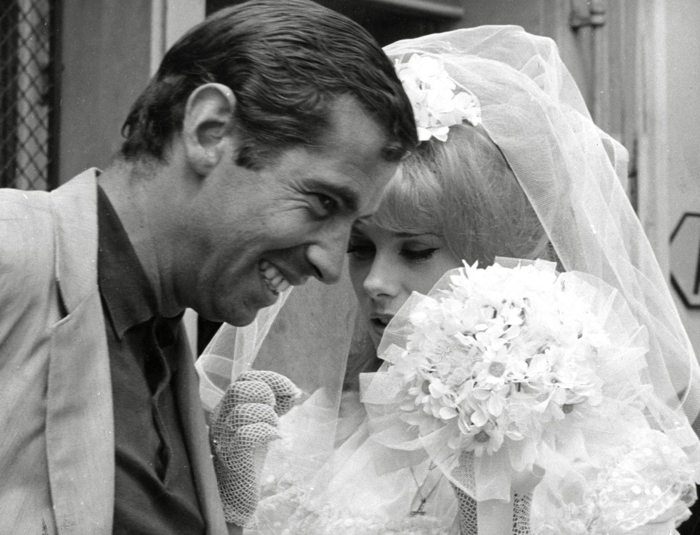 Drei Jahre nach ihrem ersten Film lernte die damals 16-Jährige den Star-Regisseuren und Frauenhelden Roger Vadim kennen und lieben. Der 17 Jahre ältere Mann überzeugte die Naturbrünette, ihre Haare blond zu färben – nach Vorbild von Marilyn Monroe und Brigitte Bardot. Da ihre Eltern mit der intimen Beziehung zu Vadim nicht einverstanden waren, brach Deneuve den Kontakt zu ihnen ab. Vadim gilt als Entdecker Deneuves und verhalf ihr in den 1960ern zu ihren ersten großen Filmrollen. Hier sieht man das Paar im Film "Laster und Tugend" aus dem Jahr 1962.