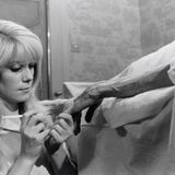 Mit Roman Polańskis Thriller "Ekel" aus dem Jahr 1965 feierte die Blondine filmtechnisch jedoch große Erfolge. In dem Film verkörpert sie eine junge Frau, die im Wahn zur Mörderin wird. 