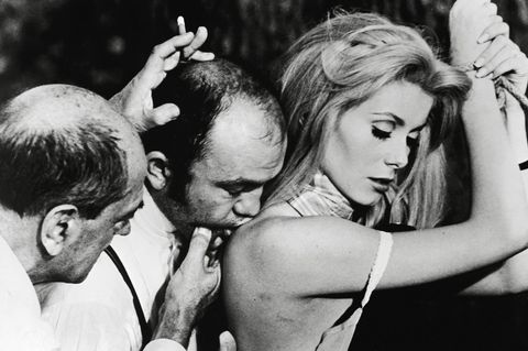 Zum Weltstar wurde Deneuve zwei Jahre später mit "Belle de Jour" (dt. "Schöne des Tages") von Luis Buñuel, eines seiner bekanntesten Werke. In dem Film spielt sie eine bürgerliche Frau, die sich nachmittags als Prostituierte ihr Geld verdient. Spätestens ab jetzt galt Deneuve als Sinnbild der Erotik und Begierde. Star-Regisseur und  Begründer der Nouvelle Vague Francois Truffaut sagte damals über sie: "Sie ist so schön, dass ein Film, in dem sie spielt, auch ohne Geschichte auskommt."