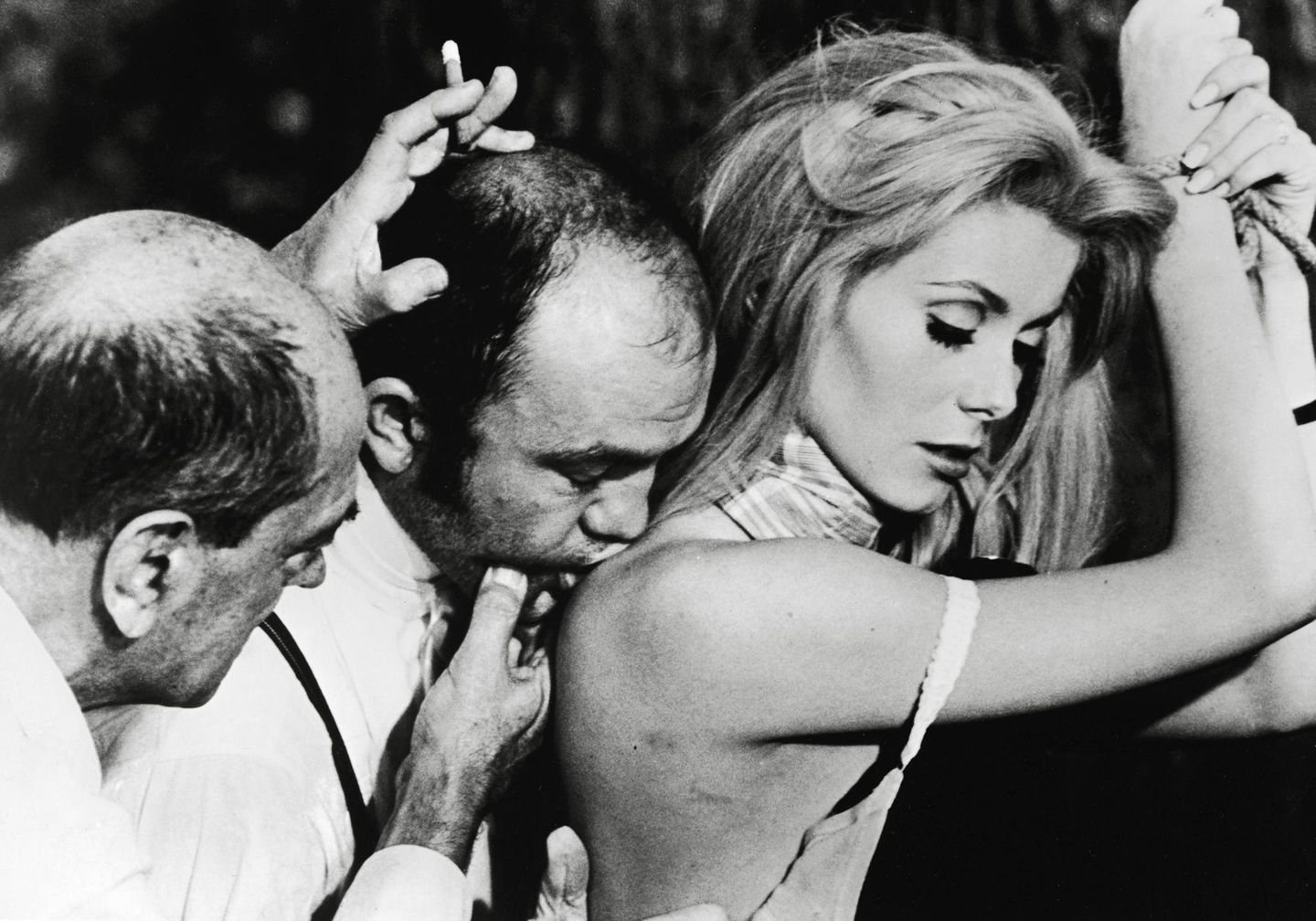 Zum Weltstar wurde Deneuve zwei Jahre später mit "Belle de Jour" (dt. "Schöne des Tages") von Luis Buñuel, eines seiner bekanntesten Werke. In dem Film spielt sie eine bürgerliche Frau, die sich nachmittags als Prostituierte ihr Geld verdient. Spätestens ab jetzt galt Deneuve als Sinnbild der Erotik und Begierde. Star-Regisseur und  Begründer der Nouvelle Vague Francois Truffaut sagte damals über sie: "Sie ist so schön, dass ein Film, in dem sie spielt, auch ohne Geschichte auskommt."