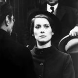 1970 spielte sie in dem von Kritikern gelobten Buñuel-Film "Tristana" mit. Es folgten unzählige weitere Rollen, darunter auch in unvollendeten Filmprojekten von Regisseur-Legende Alfred Hitchcock. Fast immer verkörperte sie dabei eine der Hauptrollen. Neben ihren schauspielerischen Aktivitäten setzte sie sich ab den 1970er Jahren immer mehr für soziale und politische Themen ein. 1971 beispielsweise plädierte sie dafür, die Abtreibung in Frankreich zu legalisieren. Auch heute noch zeigt sich Deneuve engagiert, beteiligt sich am Amnesty Internationals Programm zur Abschaffung der Todesstrafe und ist Mitglied der Waris Dirie Foundation, einer Stiftung, die sich gegen die Genitalverstümmelung von Frauen und Mädchen einsetzt.