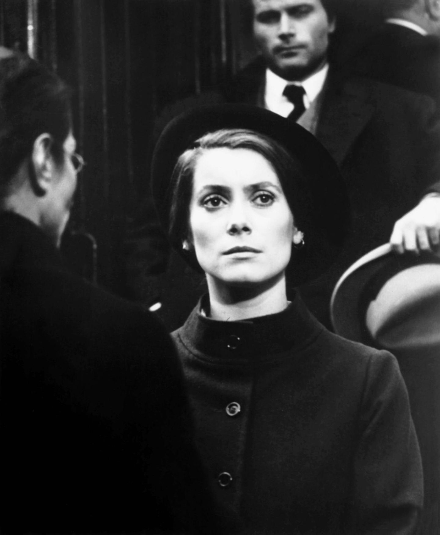 Schauspielerin, Muse, Ikone: 1970 spielte sie in dem von Kritikern gelobten Buñuel-Film "Tristana" mit. Es folgten unzählige weitere Rollen, darunter auch in unvollendeten Filmprojekten von Regisseur-Legende Alfred Hitchcock. Fast immer verkörperte sie dabei eine der Hauptrollen. Neben ihren schauspielerischen Aktivitäten setzte sie sich ab den 1970er Jahren immer mehr für soziale und politische Themen ein. 1971 beispielsweise plädierte sie dafür, die Abtreibung in Frankreich zu legalisieren. Auch heute noch zeigt sich Deneuve engagiert, beteiligt sich am Amnesty Internationals Programm zur Abschaffung der Todesstrafe und ist Mitglied der Waris Dirie Foundation, einer Stiftung, die sich gegen die Genitalverstümmelung von Frauen und Mädchen einsetzt. 1970 spielte sie in dem von Kritikern gelobten Buñuel-Film "Tristana" mit. Es folgten unzählige weitere Rollen, darunter auch in unvollendeten Filmprojekten von Regisseur-Legende Alfred Hitchcock. Fast immer verkörperte sie dabei eine der Hauptrollen. Neben ihren schauspielerischen Aktivitäten setzte sie sich ab den 1970er Jahren immer mehr für soziale und politische Themen ein. 1971 beispielsweise plädierte sie dafür, die Abtreibung in Frankreich zu legalisieren. Auch heute noch zeigt sich Deneuve engagiert, beteiligt sich am Amnesty Internationals Programm zur Abschaffung der Todesstrafe und ist Mitglied der Waris Dirie Foundation, einer Stiftung, die sich gegen die Genitalverstümmelung von Frauen und Mädchen einsetzt.