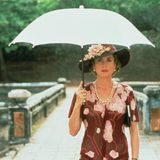 1993 erhielt Deneuve ihren ersten und einzigen Oscar. In dem Film "Indochine" spielte sie eine Kautschuk-Plantagenbesitzerin, die in der namengebenden Kolonie (heute Kambodscha, Vietnam und Laos) ein exklusives, von der Armut im Land abgeschirmtes Leben führt. Vier Jahre später nahm das "Empire Magazin" die Schauspielerin in die "Top 100 größten Filmstars aller Zeiten" auf – zwei Jahre, nachdem sie sich auf der Liste "100 sexiest stars in film history" wiederfand. 
