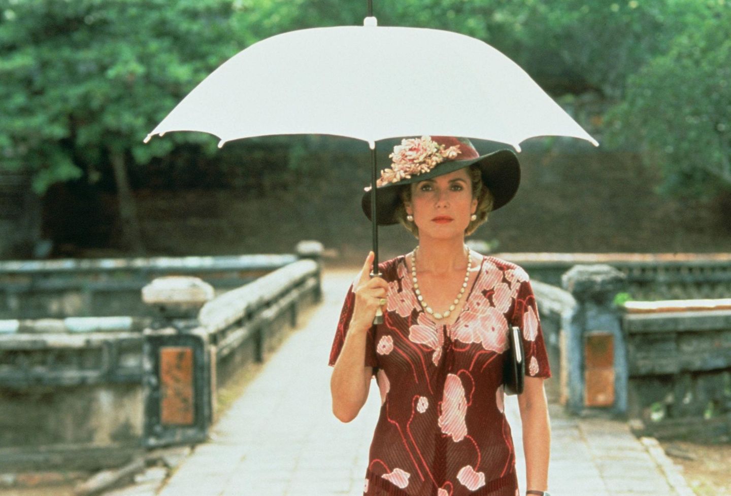 1993 erhielt Deneuve ihren ersten und einzigen Oscar. In dem Film "Indochine" spielte sie eine Kautschuk-Plantagenbesitzerin, die in der namengebenden Kolonie (heute Kambodscha, Vietnam und Laos) ein exklusives, von der Armut im Land abgeschirmtes Leben führt. Vier Jahre später nahm das "Empire Magazin" die Schauspielerin in die "Top 100 größten Filmstars aller Zeiten" auf – zwei Jahre, nachdem sie sich auf der Liste "100 sexiest stars in film history" wiederfand. 