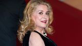 Auch heute sieht man Deneuve regelmäßig in verschiedenen Filmen – die 80-Jährige wirkt in mindestens einer Produktion pro Jahr mit, zuletzt in der Komödie "Bernadette". Und auch sonst ist die Schauspielerin in der Branche nach wie vor ein großer Name: Zur Eröffnung der 79. Filmfestspiele von Venedig im Sommer 2022 erhielt sie den Goldenen Löwen für ihr Lebenswerk, ein Jahr später eröffnete sie die 76. Filmfestspiele von Cannes an der Seite ihrer Tochter und zierte auch das Festivalplakat. Mit ihren 80 Jahren fühlt sich Deneuve übrigens noch richtig fit und sieht das Älterwerden locker. Sie sagt: "Wenn man jung ist, macht man sich viel mehr Sorgen – alles ist so wichtig und ernst, aber im Alter wird das besser." Ihre schier unaufhaltsame Energie mag sie dabei womöglich von ihrer Mutter geerbt haben, die selbst stolze 106 Jahre alt wurde. 