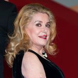 Auch heute sieht man Deneuve regelmäßig in verschiedenen Filmen – die 80-Jährige wirkt in mindestens einer Produktion pro Jahr mit, zuletzt in der Komödie "Bernadette". Und auch sonst ist die Schauspielerin in der Branche nach wie vor ein großer Name: Zur Eröffnung der 79. Filmfestspiele von Venedig im Sommer 2022 erhielt sie den Goldenen Löwen für ihr Lebenswerk, ein Jahr später eröffnete sie die 76. Filmfestspiele von Cannes an der Seite ihrer Tochter und zierte auch das Festivalplakat. Mit ihren 80 Jahren fühlt sich Deneuve übrigens noch richtig fit und sieht das Älterwerden locker. Sie sagt: "Wenn man jung ist, macht man sich viel mehr Sorgen – alles ist so wichtig und ernst, aber im Alter wird das besser." Ihre schier unaufhaltsame Energie mag sie dabei womöglich von ihrer Mutter geerbt haben, die selbst stolze 106 Jahre alt wurde. 