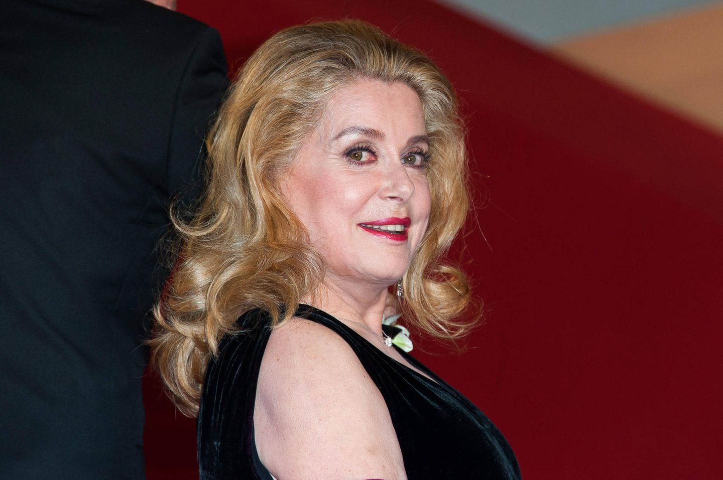 Schauspielerin, Muse, Ikone: Auch heute sieht man Deneuve regelmäßig in verschiedenen Filmen – die 80-Jährige wirkt in mindestens einer Produktion pro Jahr mit, zuletzt in der Komödie "Bernadette". Und auch sonst ist die Schauspielerin in der Branche nach wie vor ein großer Name: Zur Eröffnung der 79. Filmfestspiele von Venedig im Sommer 2022 erhielt sie den Goldenen Löwen für ihr Lebenswerk, ein Jahr später eröffnete sie die 76. Filmfestspiele von Cannes an der Seite ihrer Tochter und zierte auch das Festivalplakat. Mit ihren 80 Jahren fühlt sich Deneuve übrigens noch richtig fit und sieht das Älterwerden locker. Sie sagt: "Wenn man jung ist, macht man sich viel mehr Sorgen – alles ist so wichtig und ernst, aber im Alter wird das besser." Ihre schier unaufhaltsame Energie mag sie dabei womöglich von ihrer Mutter geerbt haben, die selbst stolze 106 Jahre alt wurde. Auch heute sieht man Deneuve regelmäßig in verschiedenen Filmen – die 80-Jährige wirkt in mindestens einer Produktion pro Jahr mit, zuletzt in der Komödie "Bernadette". Und auch sonst ist die Schauspielerin in der Branche nach wie vor ein großer Name: Zur Eröffnung der 79. Filmfestspiele von Venedig im Sommer 2022 erhielt sie den Goldenen Löwen für ihr Lebenswerk, ein Jahr später eröffnete sie die 76. Filmfestspiele von Cannes an der Seite ihrer Tochter und zierte auch das Festivalplakat. Mit ihren 80 Jahren fühlt sich Deneuve übrigens noch richtig fit und sieht das Älterwerden locker. Sie sagt: "Wenn man jung ist, macht man sich viel mehr Sorgen – alles ist so wichtig und ernst, aber im Alter wird das besser." Ihre schier unaufhaltsame Energie mag sie dabei womöglich von ihrer Mutter geerbt haben, die selbst stolze 106 Jahre alt wurde.