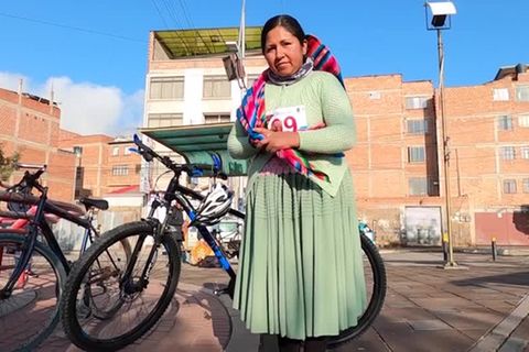 Video: Radeln gegen das Klischee: "Cholitas" in "Polleras"
