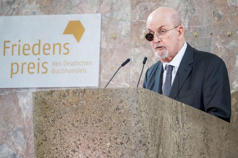 Autor Salman Rushdie erhielt den Friedenspreis des deutschen Buchhandels in der Frankfurter Paulskirche