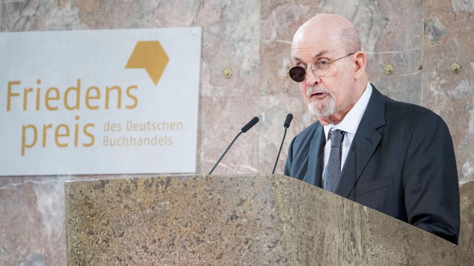 Autor Salman Rushdie erhielt den Friedenspreis des deutschen Buchhandels in der Frankfurter Paulskirche