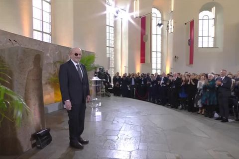 Frankfurter Paulskirche: Salman Rushdie mit Friedenspreis des deutschen Buchhandels ausgezeichnet