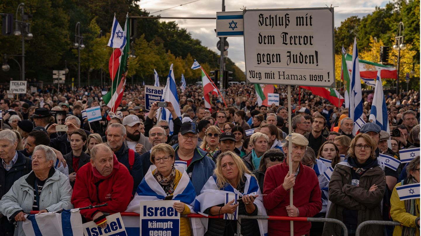 Demo In Berlin: Tausende Singen "Happy Birthday" Für Deutsche Geisel ...