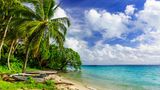 Der Inselstaat Kiribati in Ozeanien besteht aus insgesamt 33 Inseln, viele von ihnen sind unbewohnt. Dort kann man in Robinson Crusoe-Manier sein eigenes Reich erschaffen, wenn auch nur für die Dauer des Urlaubes. Der Flieger nach Kiribati dürfte dabei ebenfalls nicht sonderlich überfüllt sein – pro Jahr verirren sich nur rund 12.000 Touristen auf die Inselgruppe