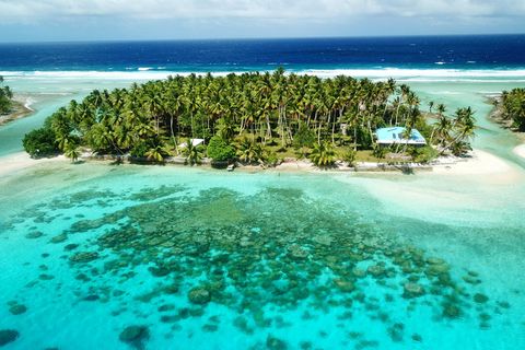 Die Marshallinseln liegen mitten im Pazifischen Ozean und gehören mit insgesamt rund 43.000 Einwohnern zu den kleinsten Staaten der Welt. Obwohl die Inselgruppe mit tollen Schnorchelspots und Traumstränden lockt, urlauben pro Jahr nur etwa 6100 Menschen dort. Das liegt vor allem an der schweren Erreichbarkeit. Es gibt lediglich einen Airport, der wiederum nur von Hawaii aus angeflogen wird. 