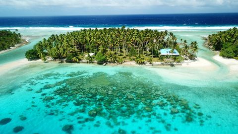 Die Marshallinseln liegen mitten im Pazifischen Ozean und gehören mit insgesamt rund 43.000 Einwohnern zu den kleinsten Staaten der Welt. Obwohl die Inselgruppe mit tollen Schnorchelspots und Traumstränden lockt, urlauben pro Jahr nur etwa 6100 Menschen dort. Das liegt vor allem an der schweren Erreichbarkeit. Es gibt lediglich einen Airport, der wiederum nur von Hawaii aus angeflogen wird. 