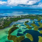 Mikronesien erstreckt sich über ein knapp 4000 Quadratkilometer großes Gebiet im Pazifischen Ozean östlich von Australien. Die rund 2000 kleinen Inseln sind teilweise unbewohnt und verfügen über eine einmalig unberührte Naturlandschaft zwischen Palmengärten und Korallenriffen. Jedes Jahr machen rund 18.000 Menschen dort Urlaub