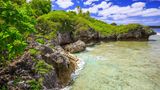 Eine einsame Insel mitten im Südpazifik – das ist Niue. Mehr als 2000 Kilometer nordöstlich von Neuseeland gelegen, ist das nächste Festland Teil der Cookinseln. Das Besondere an dem Inselstaat: Niue besteht aus einem erloschenen Vulkan und ist mit einer Gesamtfläche von 260 Quadratkilometern eine der größten Inseln ihrer Art. Trotzdem kommen pro Jahr nur 10.200 Besucher dort an. 