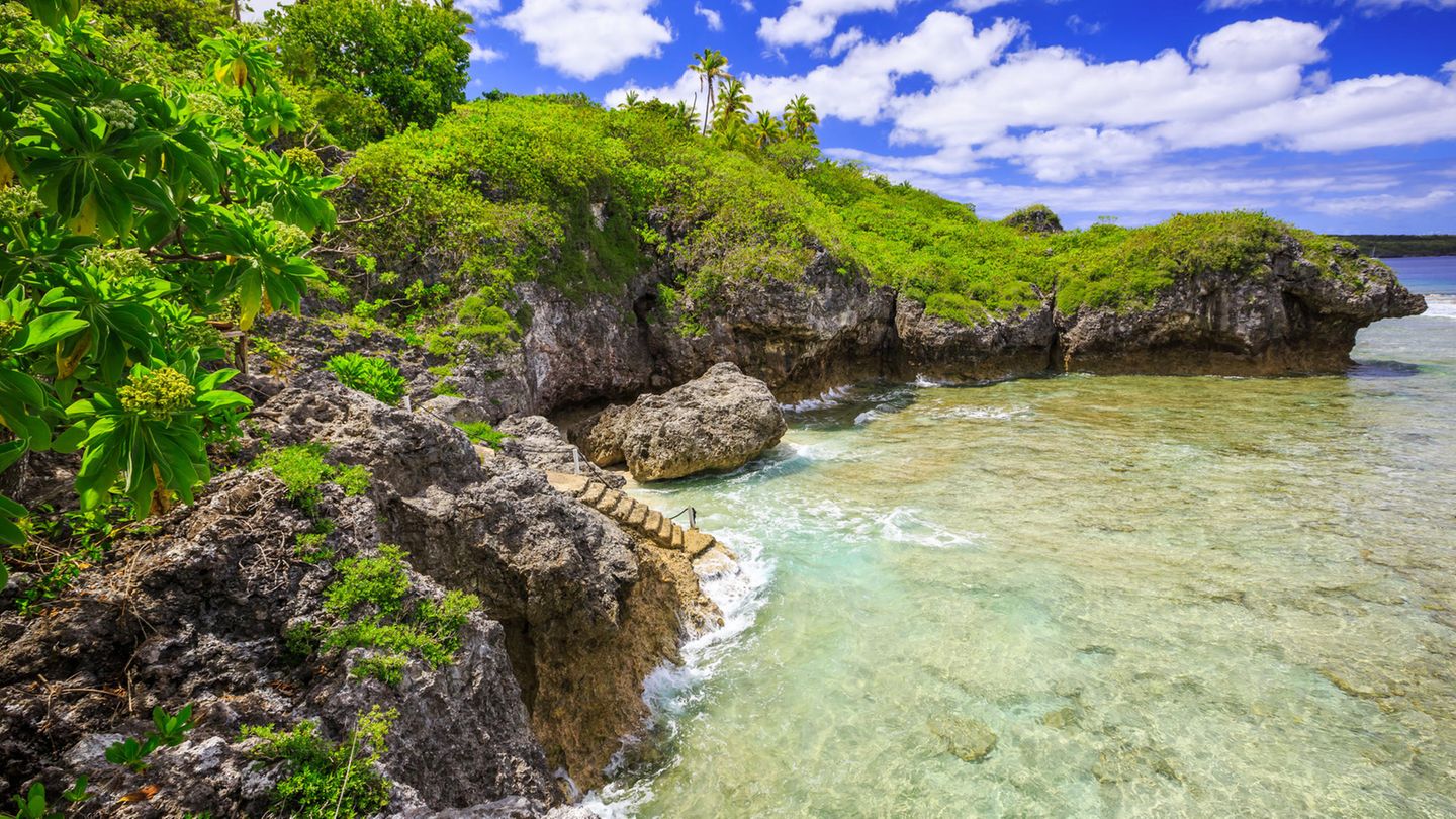 Platz 3: Niue, Ozeanien Eine einsame Insel mitten im Südpazifik – das ist Niue. Mehr als 2000 Kilometer nordöstlich von Neuseeland gelegen, ist das nächste Festland Teil der Cookinseln. Das Besondere an dem Inselstaat: Niue besteht aus einem erloschenen Vulkan und ist mit einer Gesamtfläche von 260 Quadratkilometern eine der größten Inseln ihrer Art. Trotzdem kommen pro Jahr nur 10.200 Besucher dort an.