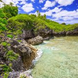 Eine einsame Insel mitten im Südpazifik – das ist Niue. Mehr als 2000 Kilometer nordöstlich von Neuseeland gelegen, ist das nächste Festland Teil der Cookinseln. Das Besondere an dem Inselstaat: Niue besteht aus einem erloschenen Vulkan und ist mit einer Gesamtfläche von 260 Quadratkilometern eine der größten Inseln ihrer Art. Trotzdem kommen pro Jahr nur 10.200 Besucher dort an. 