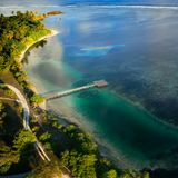 Neun Koralleninseln, die zwischen Australien und Hawaii mitten im Pazifischen Ozean liegen – das klingt nach dem Paradies schlechthin. Und einsam ist es außerdem, denn Tuvalu ist der am wenigsten touristisch besuchte Ort der Welt. Lediglich 3700 Besucher reisen pro Jahr zu der abgelegenen Inselgruppe