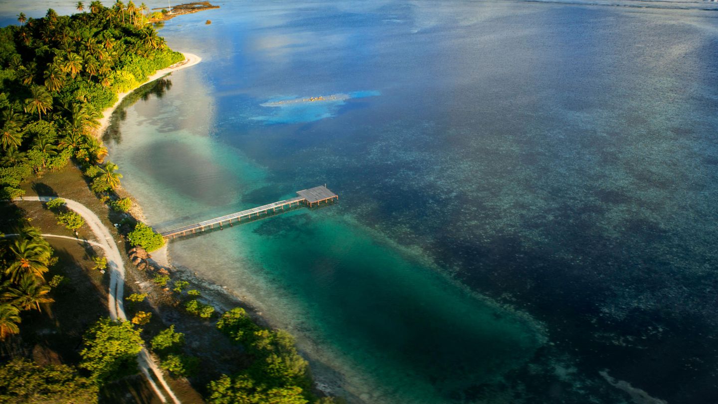 Neun Koralleninseln, die zwischen Australien und Hawaii mitten im Pazifischen Ozean liegen – das klingt nach dem Paradies schlechthin. Und einsam ist es außerdem, denn Tuvalu ist der am wenigsten touristisch besuchte Ort der Welt. Lediglich 3700 Besucher reisen pro Jahr zu der abgelegenen Inselgruppe
