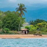 Unberührte Regenwälder und malerische Traumstrände, bunte Korallenriffe und abenteuerliche Berge – die Inseln São Tomé und Príncipe sind Orte, die viel Abwechslung zu bieten haben. Dabei sind sie vergleichsweise gut erreichbar, etwa mit Flügen von Deutschland aus und einem Zwischenstopp in Portugal. Den Weg nehmen jährlich immerhin 34.900 Urlauber auf sich. 