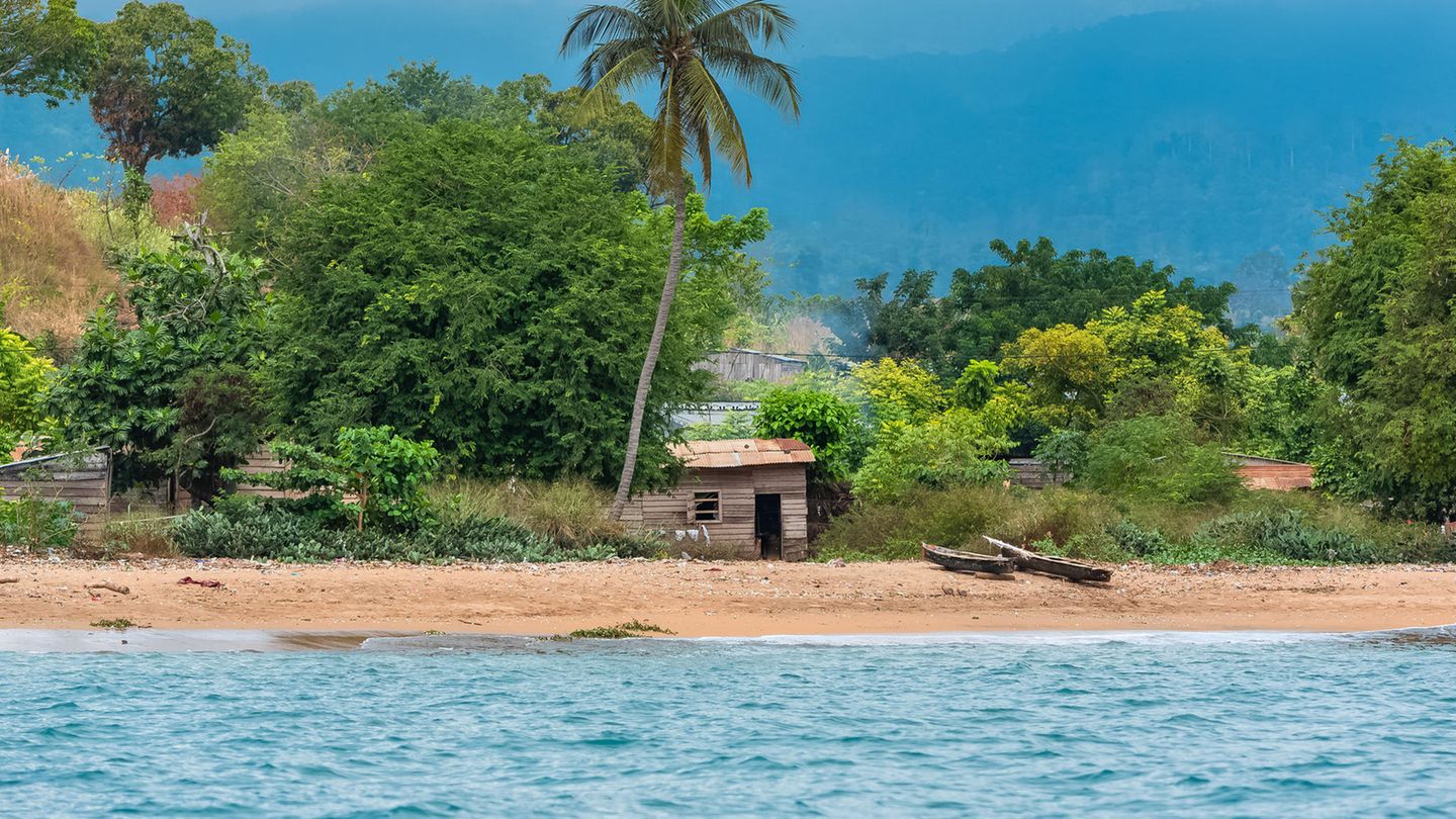 Platz 8: São Tomé und Príncipe, Afrika Unberührte Regenwälder und malerische Traumstrände, bunte Korallenriffe und abenteuerliche Berge – die Inseln São Tomé und Príncipe sind Orte, die viel Abwechslung zu bieten haben. Dabei sind sie vergleichsweise gut erreichbar, etwa mit Flügen von Deutschland aus und einem Zwischenstopp in Portugal. Den Weg nehmen jährlich immerhin 34.900 Urlauber auf sich.