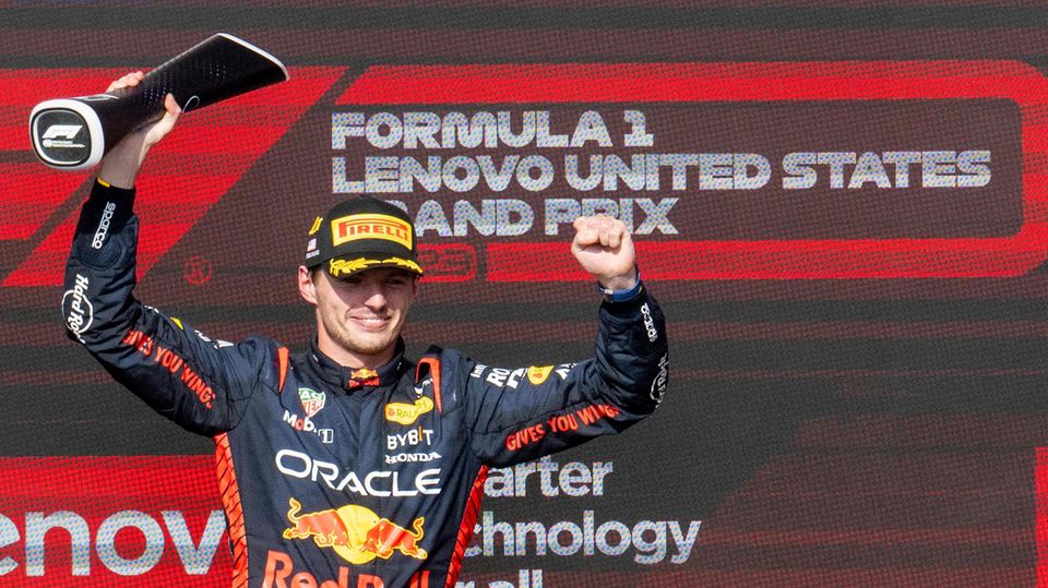 Max Verstappen feiert auf dem Podium nach seinem Sieg beim Formel-1-Grand-Prix der USA in Austin