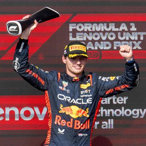Max Verstappen feiert auf dem Podium nach seinem Sieg beim Formel-1-Grand-Prix der USA in Austin