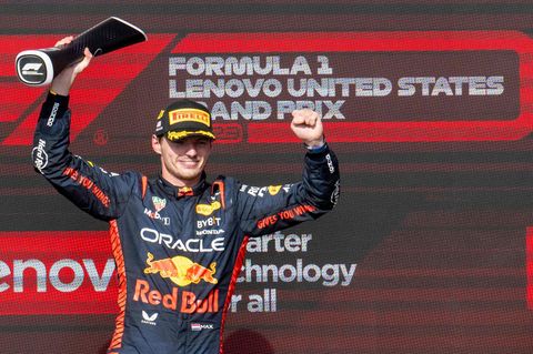 Max Verstappen feiert auf dem Podium nach seinem Sieg beim Formel-1-Grand-Prix der USA in Austin