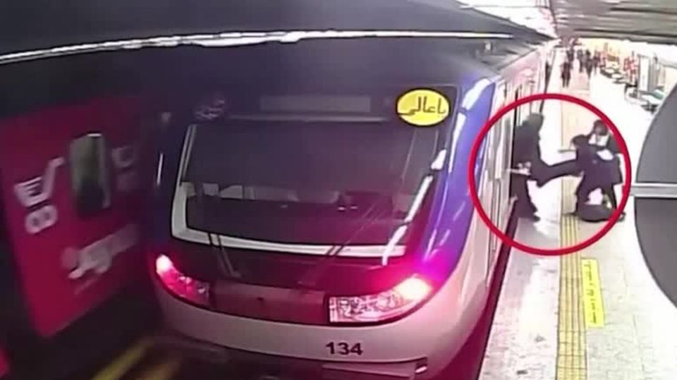 Tehran: Young Iranian woman dies after incident in subway – allegations against moral police