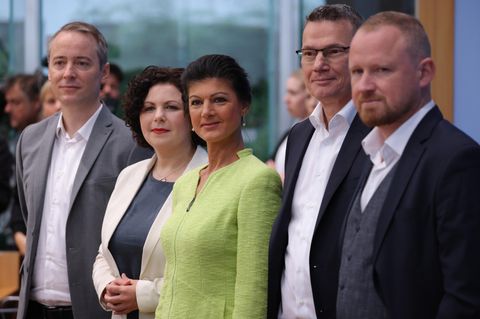 Sahra Wagenknecht (Mitte) gemeinsam mit Lukas Schön (l.), Amira Mohamed Ali (2. v.l.), Ralph Suikat (2.v.r.) und Christian Leye