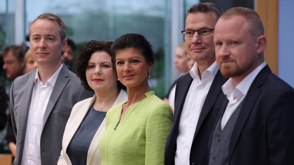 Sahra Wagenknecht (Mitte) gemeinsam mit Lukas Schön (l.), Amira Mohamed Ali (2. v.l.), Ralph Suikat (2.v.r.) und Christian Leye