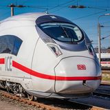 Der ICE3neo ist die neue Generation der Schnellzüge der Deutschen Bahn. Mittlerweile hat der Konzern 17 Stück auf die Schiene gebracht. Der jüngste Zug durfte mit dem neuen Innendesign der Deutschen Bahn durchstarten. 