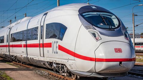 Der ICE3neo ist die neue Generation der Schnellzüge der Deutschen Bahn. Mittlerweile hat der Konzern 17 Stück auf die Schiene gebracht. Der jüngste Zug durfte mit dem neuen Innendesign der Deutschen Bahn durchstarten. 
