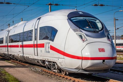Der ICE3neo ist die neue Generation der Schnellzüge der Deutschen Bahn. Mittlerweile hat der Konzern 17 Stück auf die Schiene gebracht. Der jüngste Zug durfte mit dem neuen Innendesign der Deutschen Bahn durchstarten. 