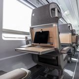 Mit dem neuen Innendesign verspricht die Deutsche Bahn ihren Fahrgästen vor allem mehr Komfort und Funktionalität. Unter anderem mit neuen Sitzmaterialien, einem integrierten Tablethalter und zusätzlichen Kleiderhaken in jeder Rückenlehne. 
